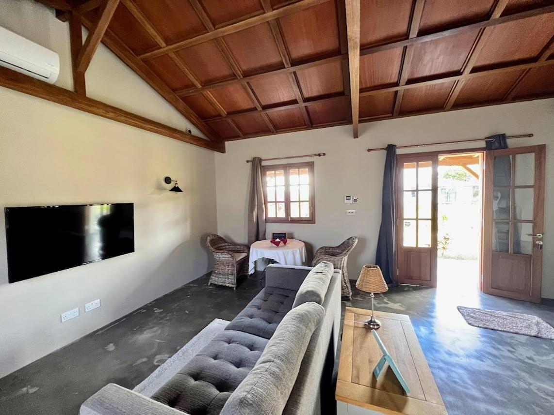 Lakaz Kannell - Vanilla Lodge, Secluded Outside Bath & Shower Infinity Pool Cap Malheureux