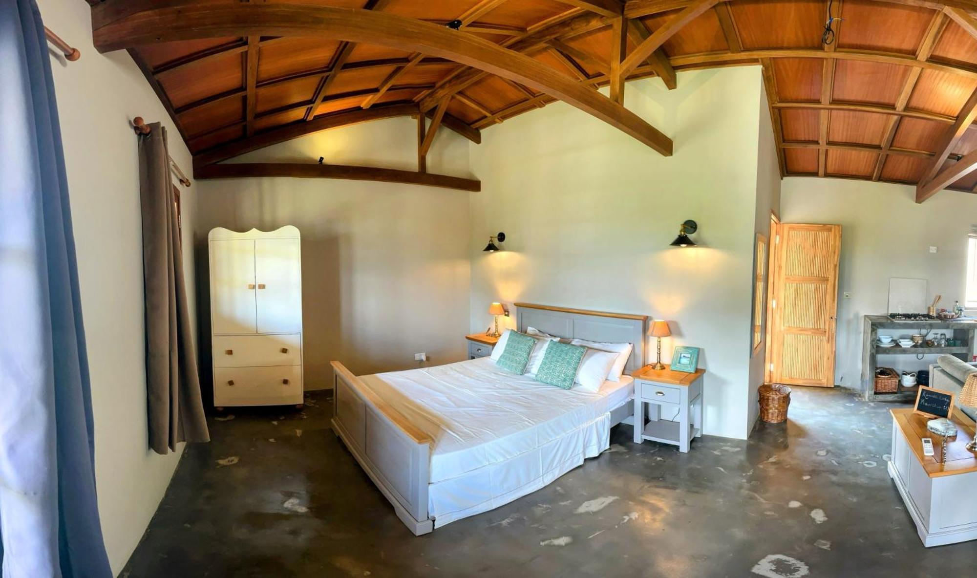 Lakaz Kannell - Vanilla Lodge, Secluded Outside Bath & Shower Infinity Pool Apartment