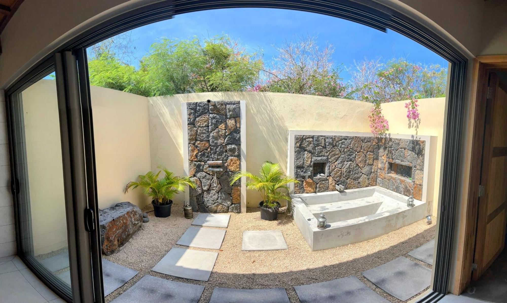 Lakaz Kannell - Vanilla Lodge, Secluded Outside Bath & Shower Infinity Pool Apartment *